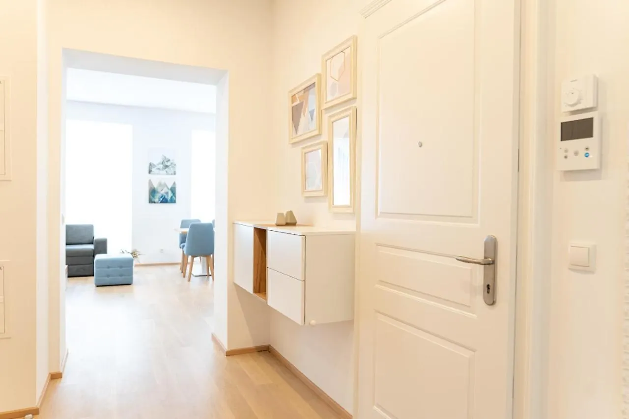 Modern 3 Room Apartment In A Prime Location Wien
