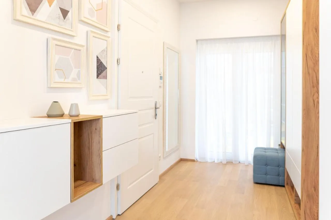 Modern 3 Room Apartment In A Prime Location Wien